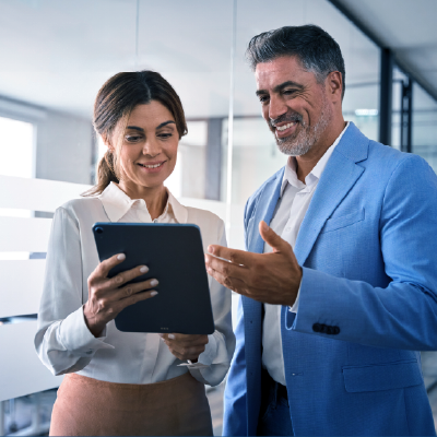 financeiro-segurança homem-e-mulher-coversando